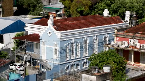 Establishing-shot-of-the-downtown-area-of-Manaus,-Brazil-and-historic-buildings