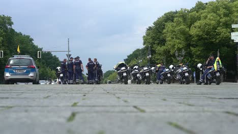 La-Policía-Alemana-Se-Reunió-En-La-Calle-En-Berlín,-Alemania