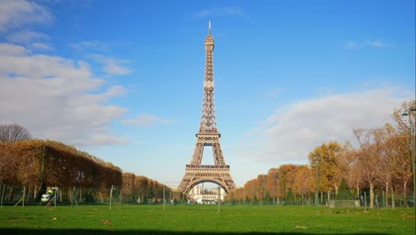 November-2019,-Paris,-Frankreich:-Zeitraffervideo-Der-Tour-Eiffel,-Gesehen-Vom-Champ-De-Mars-An-Einem-Wunderschönen-Herbsttag