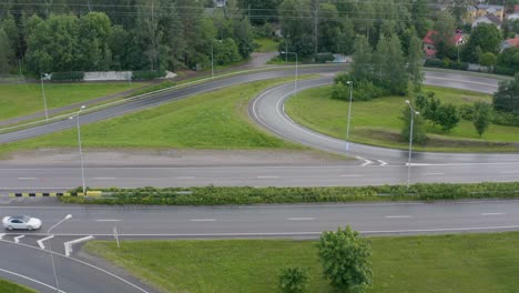 Toma-Aérea-Lenta-Siguiendo-A-Los-Automóviles-Que-Conducen-Rápidamente-Por-Una-Autopista-En-Finlandia-Cerca-De-Helsinki