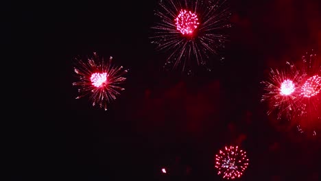 Echtes-Feuerwerk-Explodierender-Feierrahmen-Füllen-Und-Schleifen-Nahtlos-Abstrakte-Unscharfe-Bokeh-lichter-Am-Nachthimmel-Mit-Dem-Leuchtenden-Feuerwerksfest