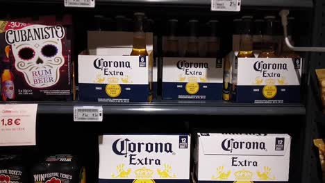 Cerveza-Corona-En-Los-Estantes-De-Una-Tienda-Por-Departamentos,-Entre-Otras-Bebidas