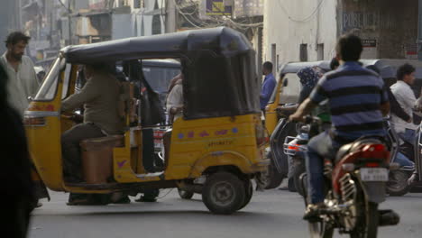 Eine-Hektische-Straße-In-Indien-Mit-Verkehr