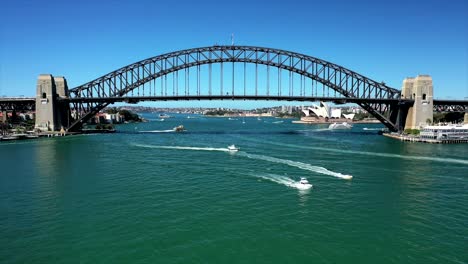 Drohne-Klettert-An-Einem-Hellen,-Sonnigen-Tag-Vor-Der-Sydney-Harbour-Bridge-Mit-Dem-Sydney-Opera-House-Im-Hintergrund