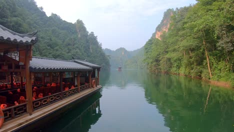 Barcos-Turísticos-Navegando-Entre-Un-Paisaje-Kárstico-Increíblemente-Hermoso-Que-Rodea-El-Lago-Baofeng,-Wulingyuan,-Parque-Forestal-Nacional-De-Zhangjiajie,-Provincia-De-Hunan,-China,-Asia
