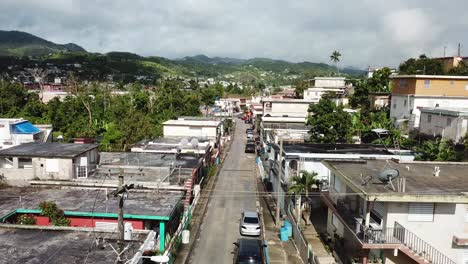 Suburbia-De-San-Juan,-Vista-Aérea-De-Puerto-Rico-En-Una-Calle-De-Sentido-único-Y-Casas-En-Un-Día-Soleado
