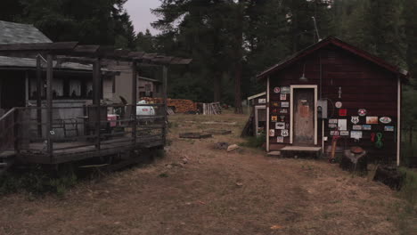 Camping-housing-temporary-cabins-at-Delamar-California-USA