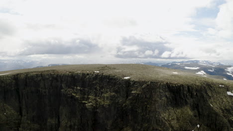 Impresionante-Vista-Del-Pico-Ranastongi-En-Buskerud,-Noruega-En-Un-Soleado-Día-De-Invierno---Toma-De-Drones