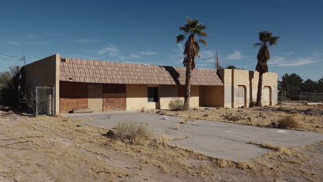 Außenansicht-Eines-Verlassenen-Gebäudes-Im-Wüstengebiet