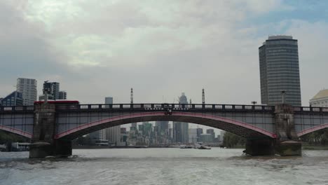 Blick-Auf-Die-Lambeth-Bridge,-Neun-Ulmen-In-London,-Vom-Boot-Aus-Gesehen
