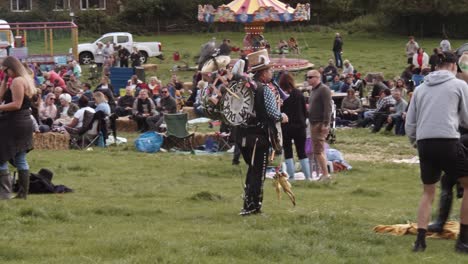 Verfolgung-Einer-Ein-Mann-Band,-Die-Verschiedene-Instrumente-Beim-Rotherham-Farmfest-Spielt