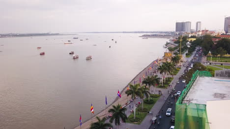 4K-Drohne-Tonle-Sap-Und-Mekong-Fluss-In-Phnom-Penh,-Kambodscha