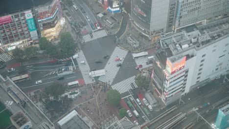 Aufnahme-Des-Verkehrs-An-Der-Shibuya-Kreuzung-Aus-Der-Vogelperspektive