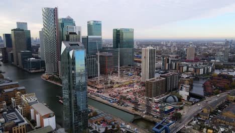 Canary-Wharf-Downtown-Business-Wolkenkratzergebäude-In-London,-Luftaufnahme
