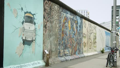 Berühmtes-Trabant-Wandbild-Auf-Der-Bunten-Berliner-Mauer-In-Der-East-Side-Gallery