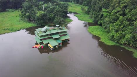 Aerial-View-of-Floating-Hotel-on-Isolated-Lake-in-the-Middle-of-Tropical-Jungle-Landscape-in-Countryside-of-Panama,-Ascending-Drone-Shot