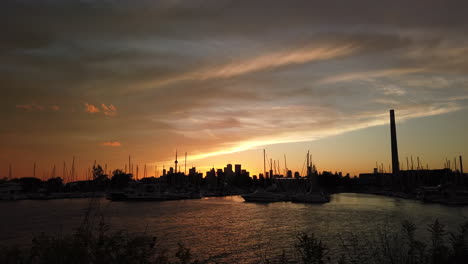 Wide-angle-of-twilight-light-over-the-marina-on-the-bay,-with-CN-tower-in-the-distance