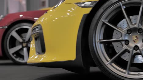 Nahaufnahme-Der-Felge-Und-Bremsen-Eines-Modernen-Gelben-Porsche-Sportwagens,-Dolly-Aufnahme