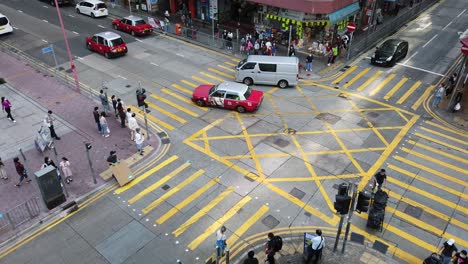 Gente-Cruzando-La-Calle-En-El-Centro-De-Hong-Kong,-Vista-Aérea