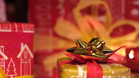 Goldenes-Weihnachtsgeschenk-Mit-Rotem-Band-Mit-Lichtern