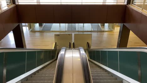 Escaleras-Mecánicas-Cerradas-A-Una-Entrada-Principal-Cerrada-En-El-Centro-Hospitalario-De-Dunkerque