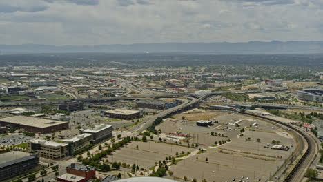 Denver-Colorado-Luftaufnahme-V34-Flyover-Vergnügungspark-Schwenkansichten-Der-Innenstadt-–-DJI-Inspire-2,-X7,-6k-–-August-2020