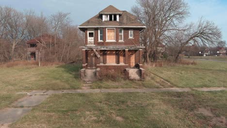 Drone-view-of-dilapidated-house-in-a-Detroit-neighborhood