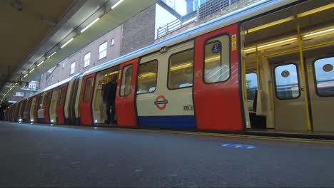 Met-Line-Puertas-De-Tren-Cerrando-Y-Saliendo-De-La-Plataforma-En-La-Estación-De-Finchley-Road-En-Londres