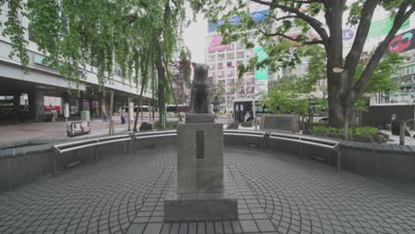 La-Famosa-Estatua-De-Hachiko-En-Un-Parque-Vacío-En-Shibuya-En-Tokio,-Japón-Durante-El-Cierre-Debido-Al-Coronavirus-Pandémico---Tiro-Perforado