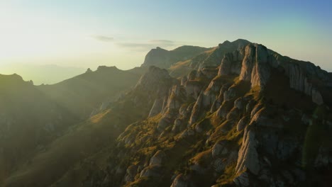Drohnenblick-über-Den-Ciucas-Gipfel-Bei-Sonnenuntergang,-Wunderschöne-Berglandschaft-In-Rumänien