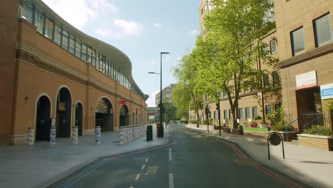 Lockdown-in-London,-empty-streets-in-front-of-London-Bridge-Train-Station,-Southwark-on-a-sunny-summer's-day,-during-the-COVID-19-pandemic-2020