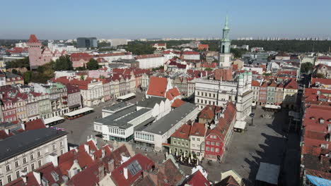 Stary-Rynek-Platz-Mit-Bunten-Häusern-Und-Altem-Rathaus-In-Poznan,-Polen