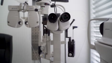 jib-up-of-slit-lamp-in-optometrist-office