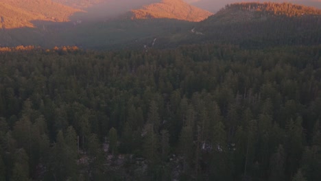 Panoramaantenne-Der-Berglandschaft-Am-Morgen