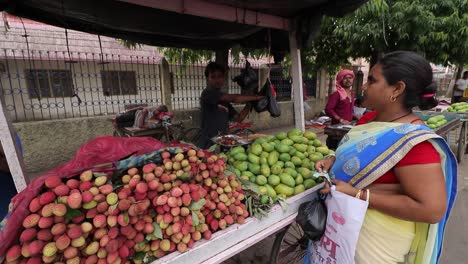Obstverkäufer-Und--käufer-Ignorieren-Die-Regel,-Während-Covid-19-In-Deoghar,-Jharkhand-In-Indien,-Eine-Maske-Zu-Tragen