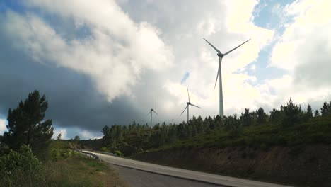Windturbinenpark-Mit-Bewölktem-Himmel-Im-Hintergrund