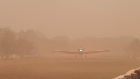 Avión-De-Extinción-De-Incendios-Aterrizando-En-Pantanal-Durante-Un-Incendio-Forestal