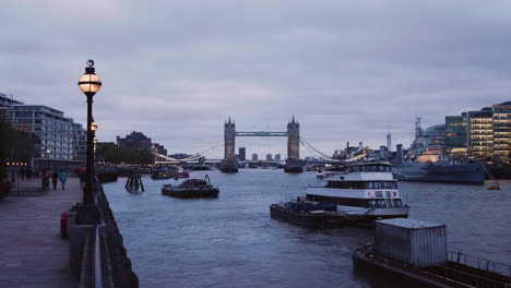 Blick-Auf-Die-Tower-Bridge-In-London-Im-Morgengrauen-Mit-Booten-Und-Dem-Uferweg