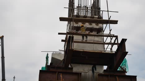 Bauarbeiter-Installieren-Das-Vorspannkabel-Und-Die-Spannglieder-In-Der-Höhe-Auf-Der-Baustelle