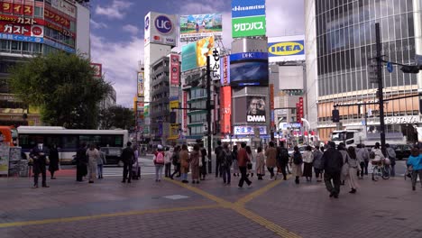 POV-Caminando-Hacia-La-Famosa-Lucha-De-Shibuya-Durante-La-Pandemia-De-Corona