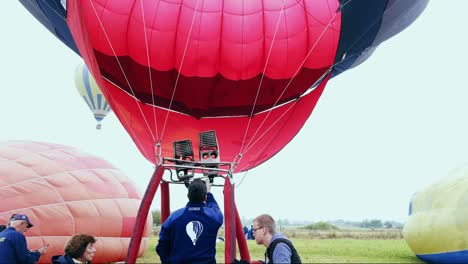 Heißluftballon,-Der-Von-Seiner-Besatzung-Während-Der-Heißluftballonparade-In-Rumänien-Aufgeblasen-Wird
