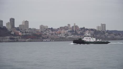 Das-Boot-Fährt-Am-Frühen-Morgen-über-Die-Bucht-Von-San-Francisco,-Im-Hintergrund-San-Francisco