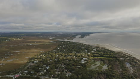 St.-Simons-Georgia,-Luftaufnahme-V2,-Langsame-Vogelperspektive-Der-Ufergegend-Und-Des-Atlantischen-Ozeans-–-März-2020