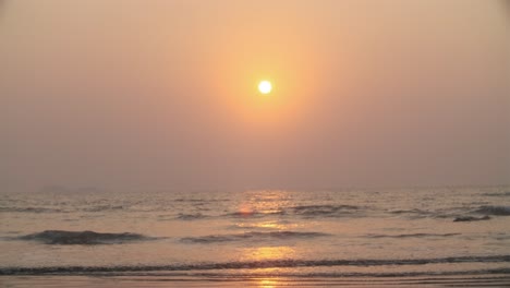 Strandszene-Mit-Kleinen-Wellen-Bei-Sonnenuntergang