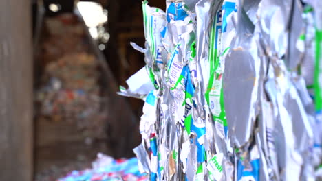 Filmaufnahme-Von-Ballen-Flachgedrückter-Milchkartons,-Die-Zum-Recycling-Bereitstehen