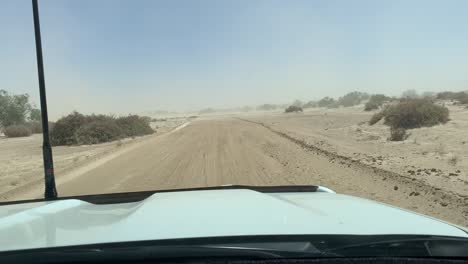 Fahrt-Durch-Einen-Sandsturm-In-Der-Outback-Wüste-Im-Norden-Südaustraliens