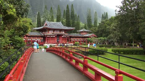 Entrada-Del-Templo-Byodo-in-Valle-De-Los-Templos-Memorial-Park-Kahaluu,-Oahu,-Hawai