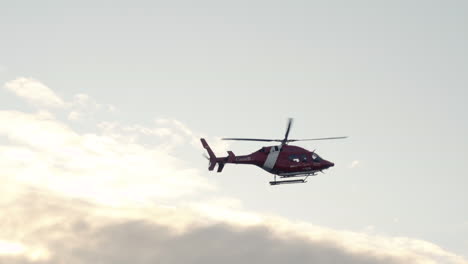 Helicóptero-Del-Gobierno-Canadiense-Volando-Bajo-Y-Aterrizando.