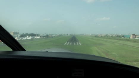 Landung-Eines-Propellerflugzeugs-In-Nairobi,-Kenia,-Ostafrika,-Tagsüber,-Handgehaltene-Windschutzscheiben-Frontaufnahme