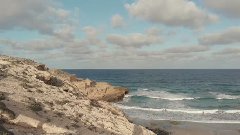 Wolkenlandschaft-Am-Strand-Von-Porto-Santo-Mit-Türkisfarbenen-Wellen-Auf-Weißem-Kalkstein